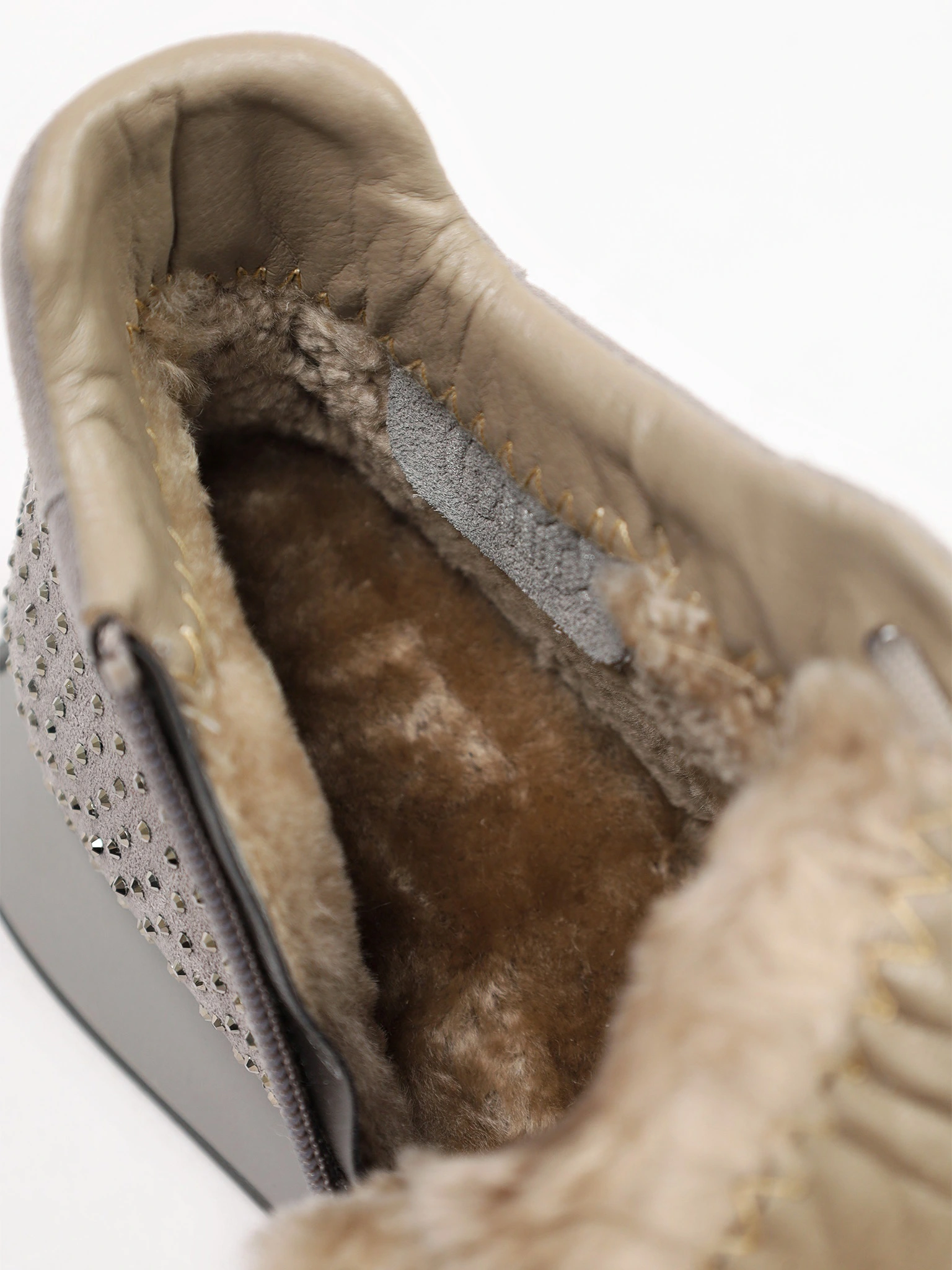 Кроссовки серого цвета со стразами на низкой подошве